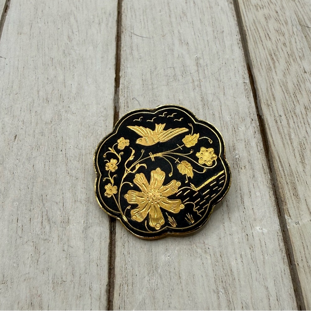 VINTAGE AUTHENTIC TOLEDO DAMASCENE GOLD TONE ETCHED BLACK FLORAL BIRD BROOCH